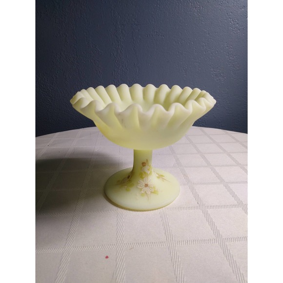 Fenton custard glass flowered compote, hand painted by C. Ash - Picture 4 of 8